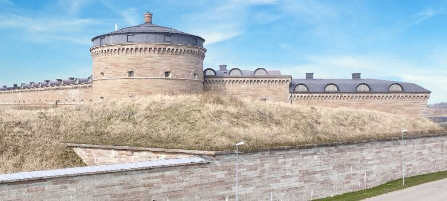 Gör en dagstur till Karlsborg och upplev stadens spännande historia Karlsborgs och dess mäktiga fästning.