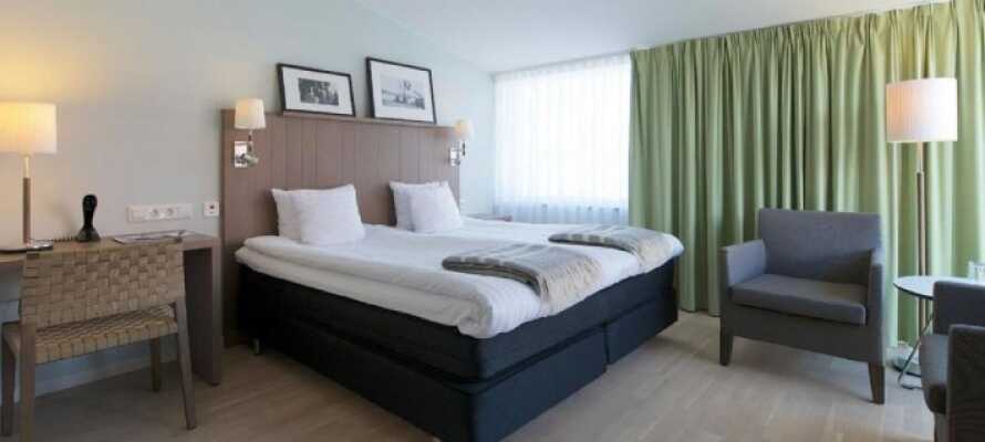 Hotellet har moderne indrettede værelser med materialevalg, der skal afspejle hotellets beliggenhed ved havet.