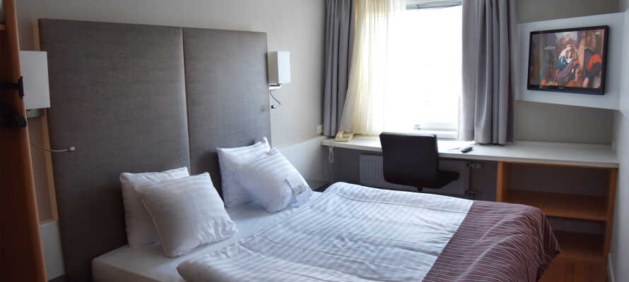 Hotellet har 206 værelser, som alle er rummelige og moderne indrettede.