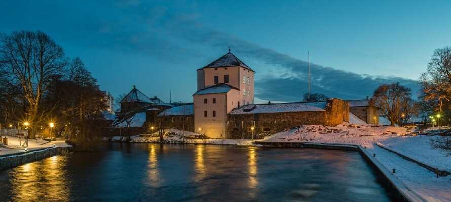 Besøg et af byens helt store vartegn, Nyköpingshus, som oprindeligt har været en middelalderborg!
