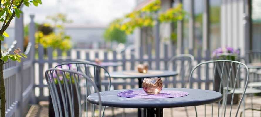 Om sommeren kan I nyde kaffen og de smukke omgivelser på hotellets indbydende terrasse.