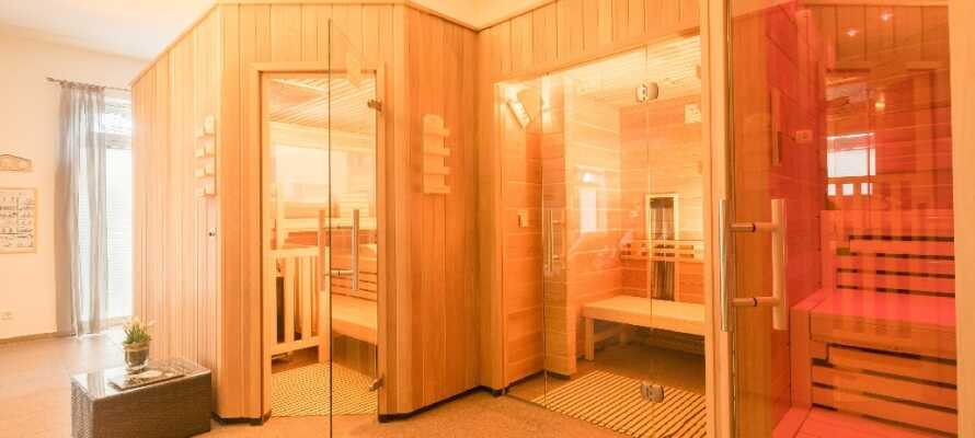 Under opholdet har I bl.a. mulighed for at benytte det store saunaområde på hotellet og fitnesscentret lige om hjørnet.