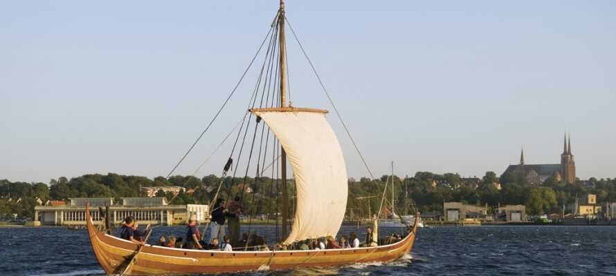 På Vikingeskibsmuseet i Roskilde kan I opleve de fem originale vikingeskibe fra 1000-tallet.