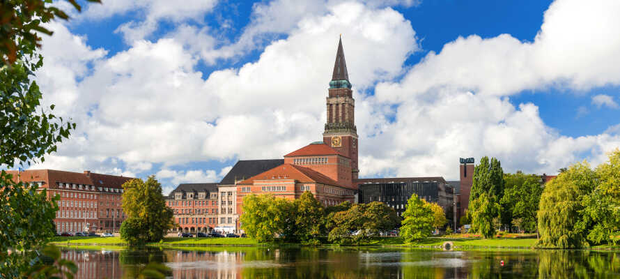 Udforsk de herlige kyster og smukke landskaber, og besøg den slesvig-holstenske hovedstadsby, Kiel, som har masser at byde på.