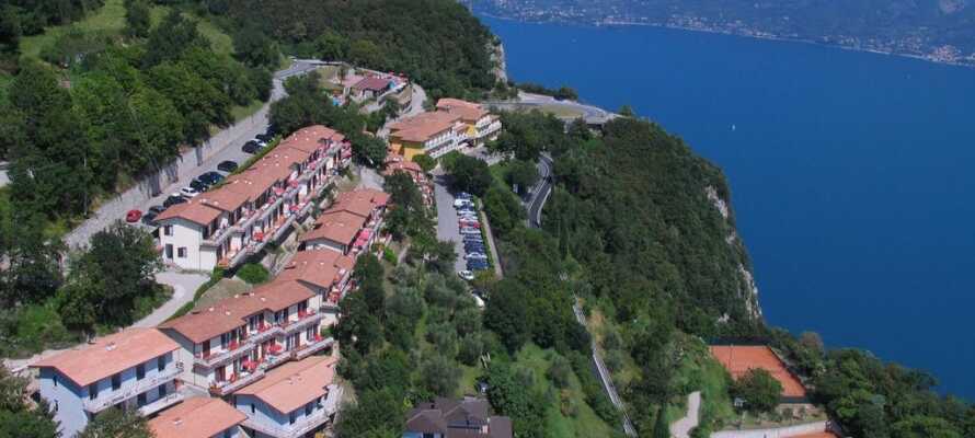 Hotellet har en suveræn placering over Gardasøen med en skøn udsigt over søen og poolområdet, med bjergene i baggrunden.