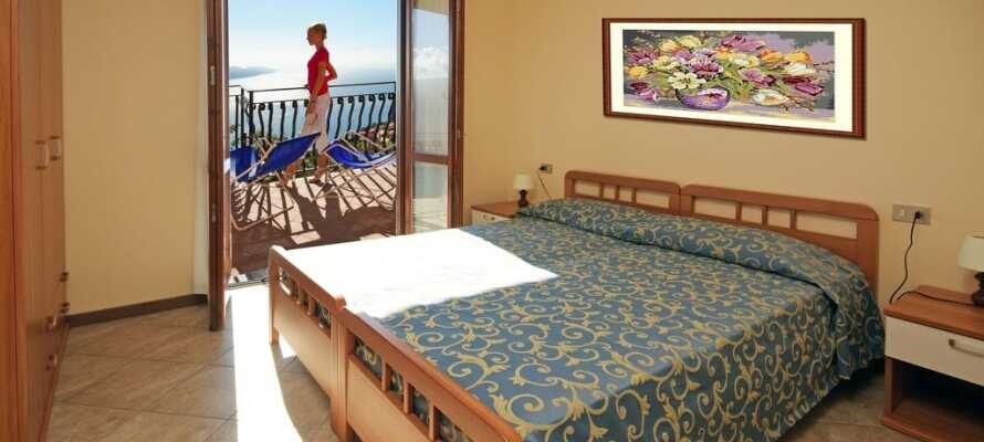 Det er muligt at opgradere til et værelse med egen balkon og en suveræn udsigt over Gardasøen.