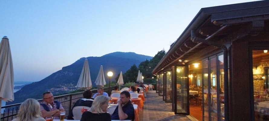 Hotellet har egen restaurang och bar, samt en trevlig pizzabar vid poolen. Njut av utsikten från terrassen.
