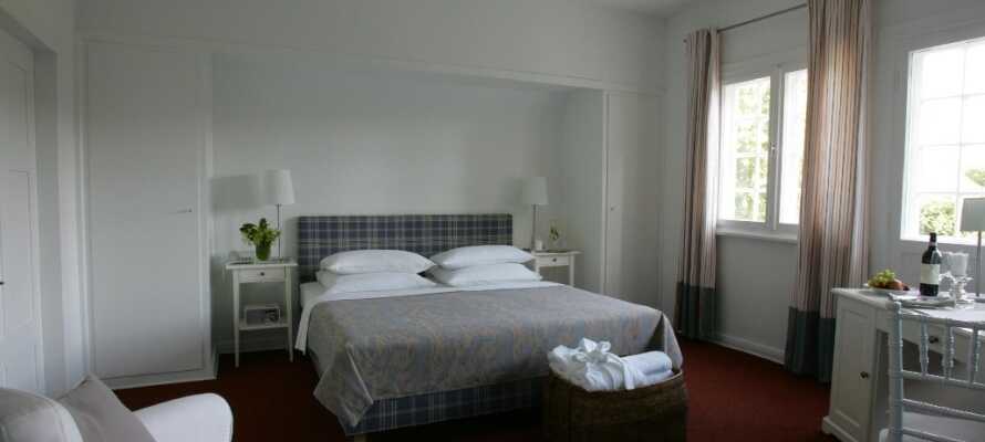 Nyd et 4-stjernet komfortniveau på et af hotellets flotte og lyse værelser