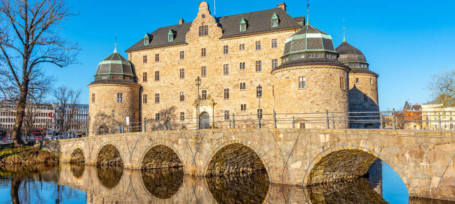 Besøg og udforsk byens store vartegn, Örebro Slot, der ligger lige i centrum af byen.
