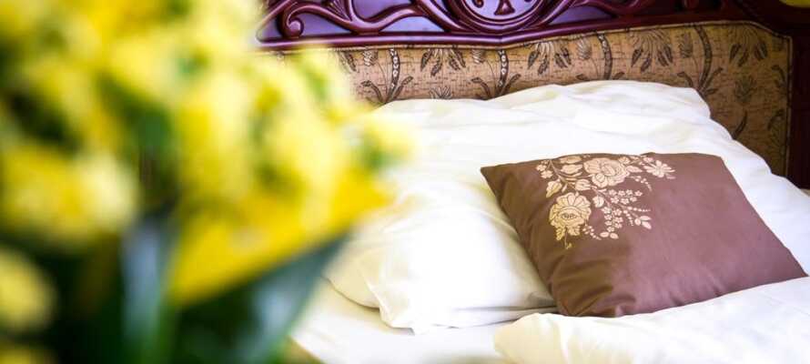 Hotellets hyggelige værelser er komfortabelt indrettet og danner ramme for en god nats søvn.
