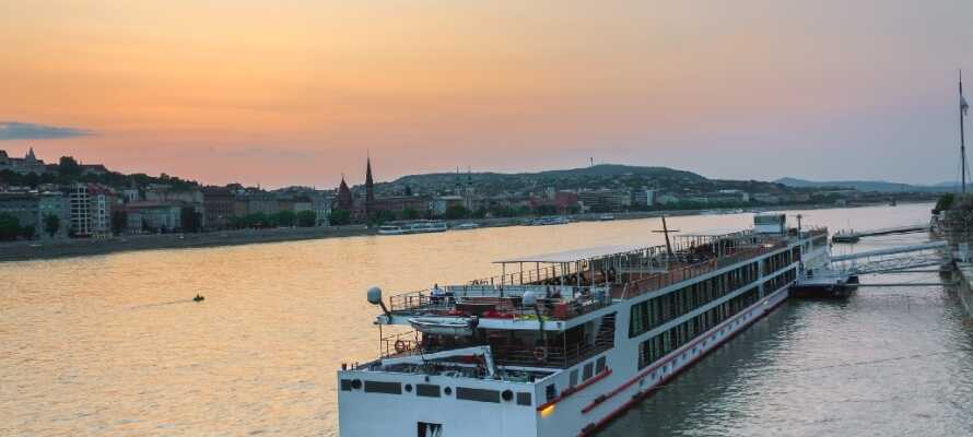 Sejl en tur på Europas næstlængste flod Donau, der ligger små 3 kilometer fra hotellet.
