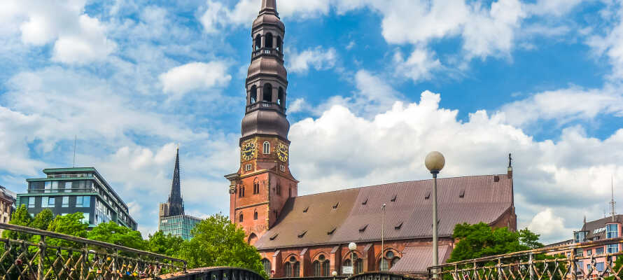 Storbyen Hamburg ligger i kort køreafstand fra hotellet og her finder I kultur, gastronomi og shopping for hele familien.
