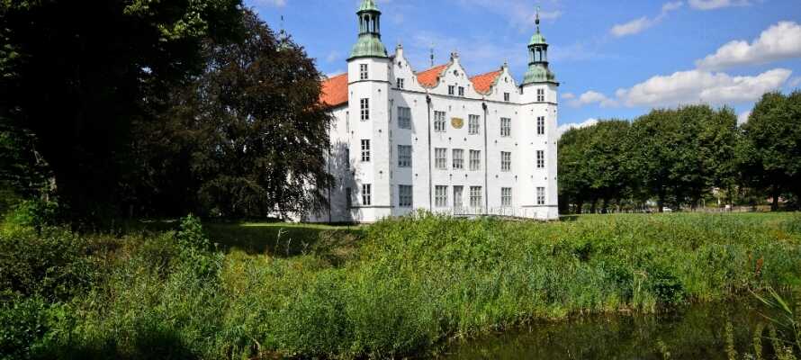 Hovedseværdigheden i Ahrensburg er det smukke, hvide renæssanceslot, Schloss Ahrensburg.