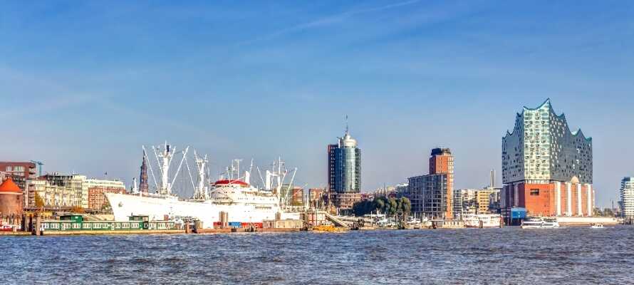 Hamburg er Europas næststørste havneby. Prøv en havnerundfart og oplev havnen helt tæt på.