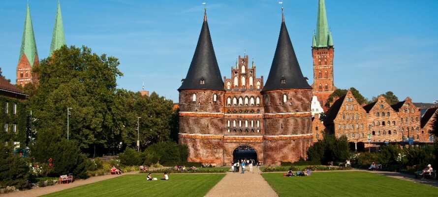 Den gamle hansestad Lübeck ligger en lille køretur fra hotellet og her er det et must at smage på byens populære marcipan.