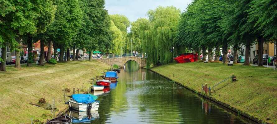 Tag en tur på kanalrundfart og lær mere om den hyggelige by