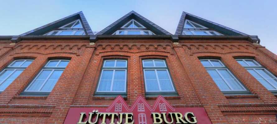 Det hyggelige Hotel Lüttje Burg har en central placering i den charmerende landsby, Lütjenburg.