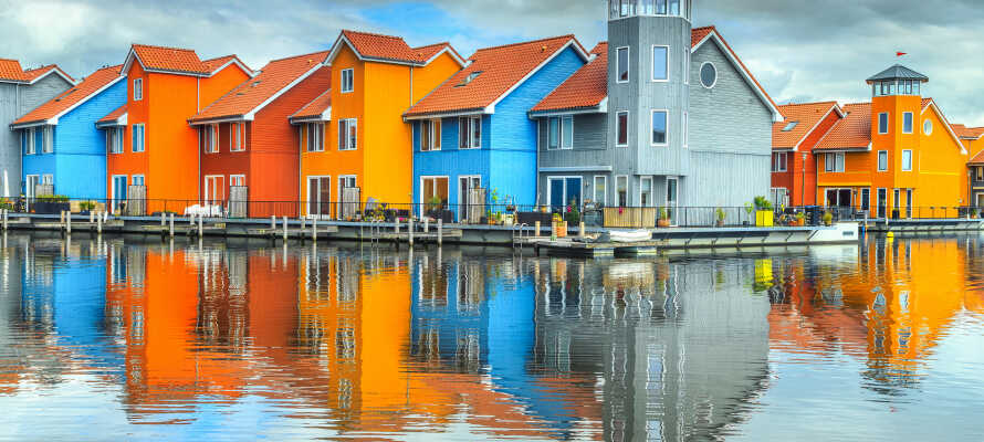 Langs kanalen i Groningen er der masser af farvrige huse.