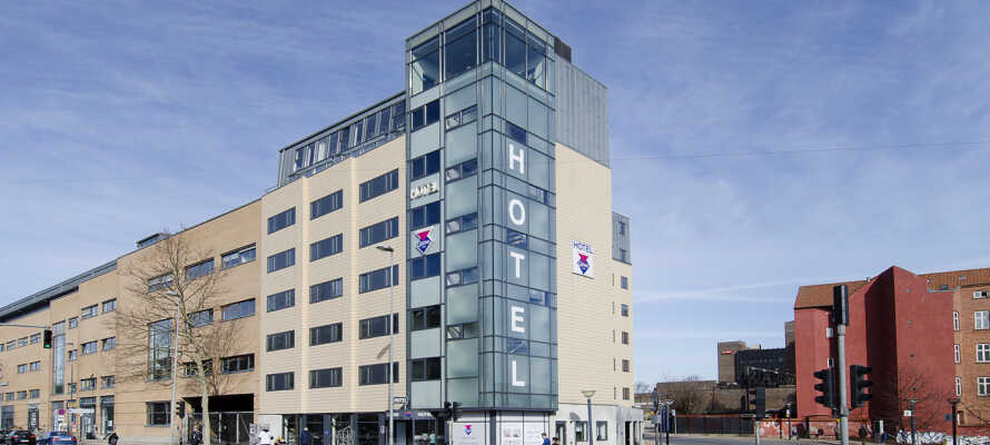 Hotellet har en central placering i Odense tæt på Hovedbanegården .