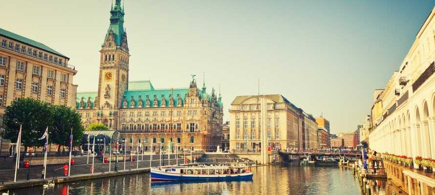 Varför inte besöka Tysklands näst största stad, Hamburg? Upplev miljonstaden från vattensidan med en båttur.