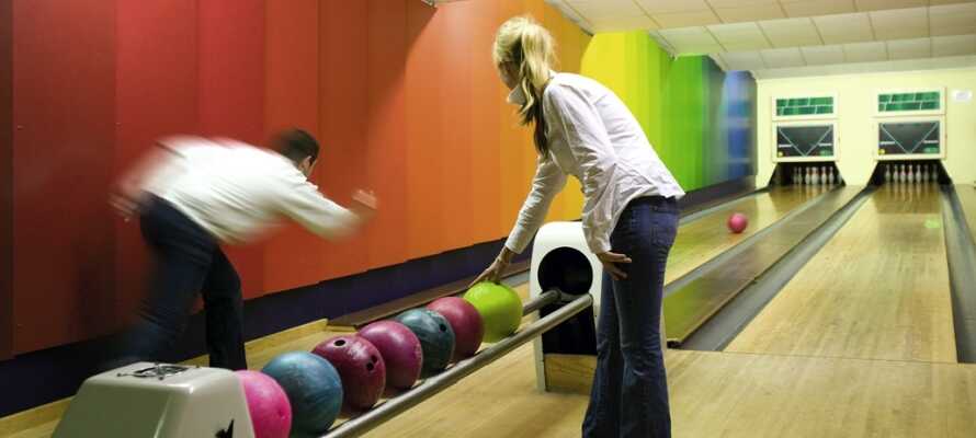 Utmana varandra på en bowlingmatch på hotellets egna bowlingbana.