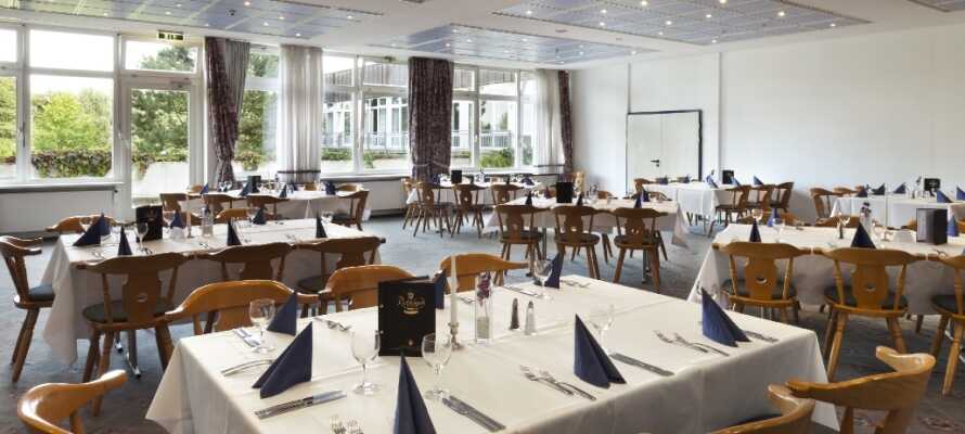 Efter en händelserik dag i norra Tyskland kan ni äta middag i hotellets ljusa restaurang.