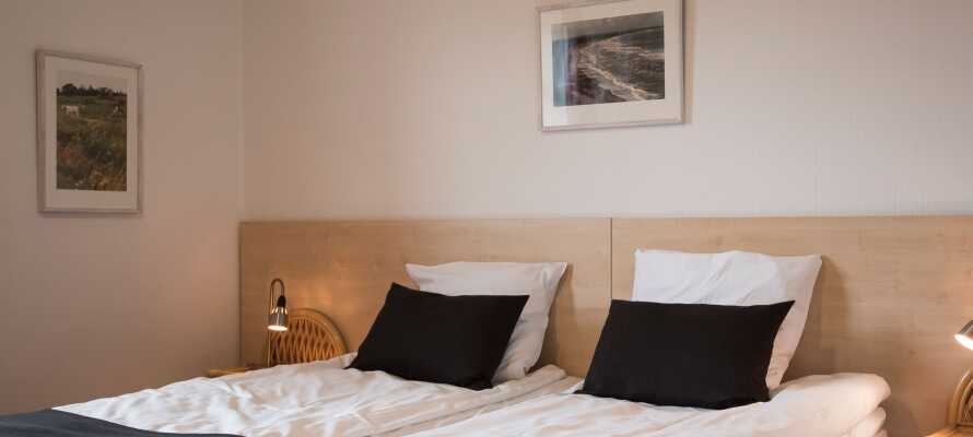 Hotellets dobbeltværelser tilbyder god plads i hyggelige, hjemlige rammer.