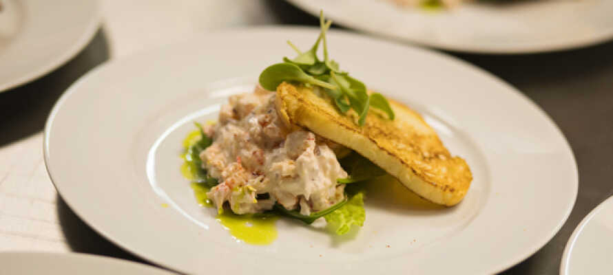 Nyd dejlige måltider tilberedt med passion i hotellets restaurant ved navn ”Hotel Sofia by the sea”.
