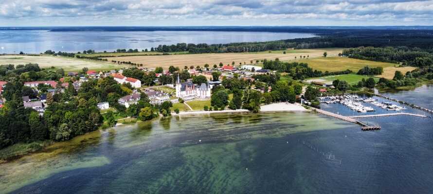 Schloss Hotel Klink ligger direkte ved søen, Müritz, i et 35.000 m² stort parkanlæg med sandstrand.