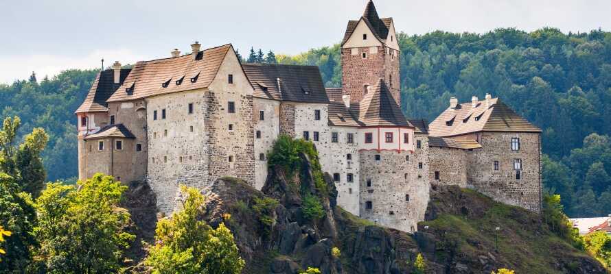 Tag på udflugt til den lille landsby Loket og oplev byens imponerende gotiske slot