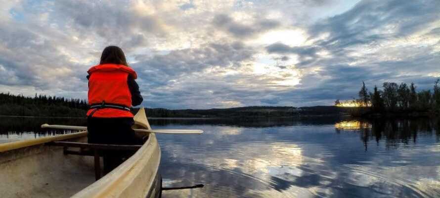 På hotellet er det muligt at leje kanoer samt selvfølgelig redningsveste, så I kan sejle en tur på søen.