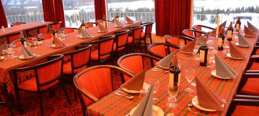 Hotellets restaurant har mange store vinduer med fantastisk utsikt mot Hornsjøen.
