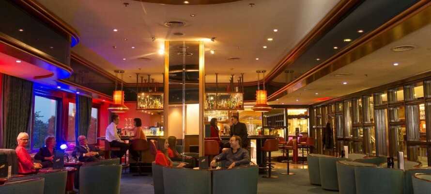 In der Hotelbar werden abends bei musikalischer Unterhaltung Drinks, Bier und Snacks serviert