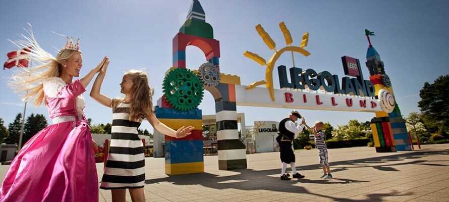 Tag familien med en tur i Legoland, som er bygget op omkring de berømte klodser - bare 30 minutter fra Brande.