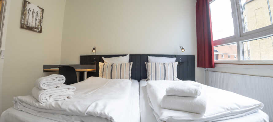 Få en god nats søvn i et af hotellets lyse værelser