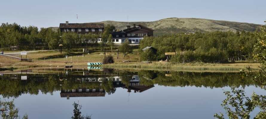 Hotellet ligger i dette åbne fjeldområde i Ringebu ved Rondane, hele 932 meter over havet mellem Gudbrandsdalen og Østerdalen.