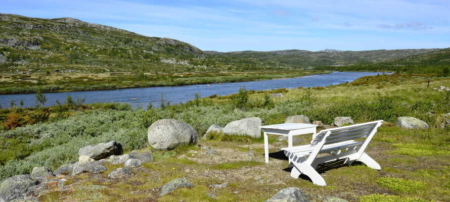 Panoramaudsigt til Hardangervidda-bjerget og dalen med Holmevannet.
