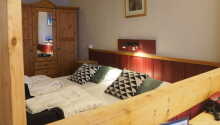 De hyggelige værelser er tro mod den norske fjellstil og I er garanteret en god nats søvn.