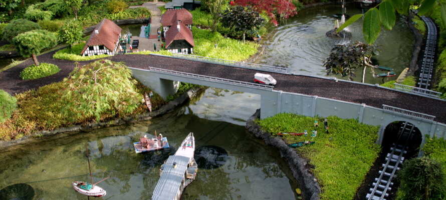 Tag familien med en tur i den herlige forlystelsespark, Legoland, som er bygget op omkring de berømte klodser