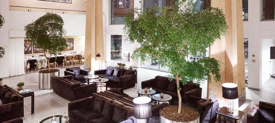 Hotellets restaurant er indrettet i den elegante designerlobby, og serverer udsøgte aftenmåltider i stilfulde omgivelser.