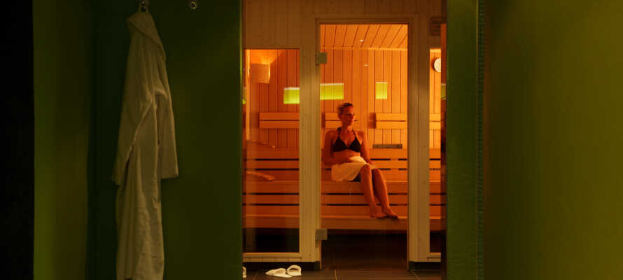 Nyd en stille stund i hotellets sauna. Få varmen efter en svømmetur i poolen.