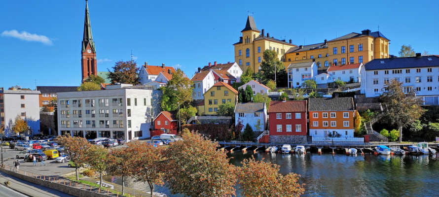 Hotellet ligger kun 200 meter fra Arendals livlige havn, hvor I kan nyde stemningen og udsigten over vandet.