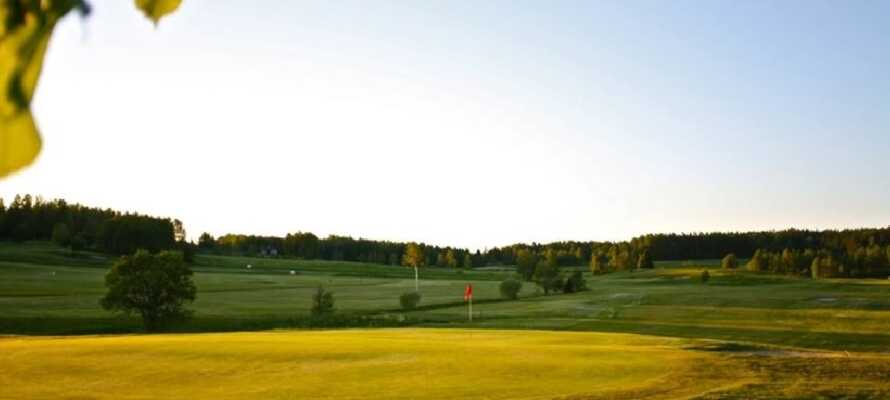 Nora Golfklubb ligger ikke langt fra Åkerby Herrgård, hvis I trænger til et slag golf.