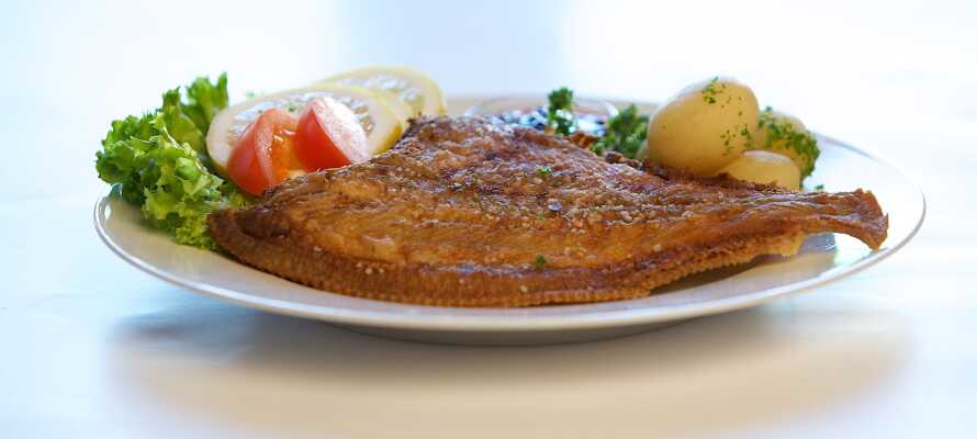 Aftensmaden serveres på Skagens kendte  spisested, Bodilles Kro, som ejes af Hotel Strandly.
