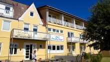 Det hyggelige Hotel Strandly Skagen ligger tæt på havnen i Skagen