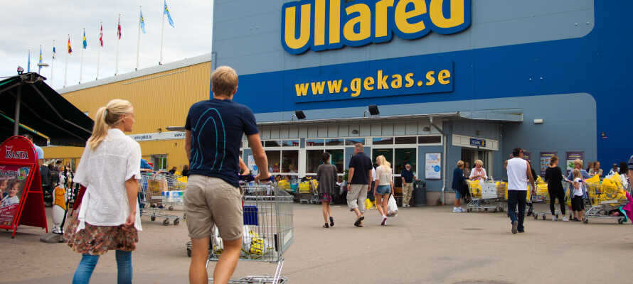 Besøg det store gule varehus, som efter en beskeden begyndelse i 1963 nu er et af Sveriges mest populære turistmål.