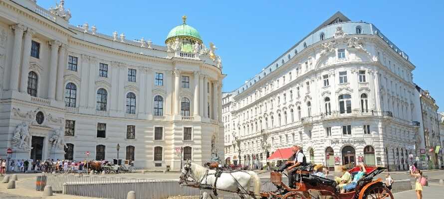 Lad jer imponere af Wiens smukke arkitektur. Se f.eks. det tidligere kejserlige residensslot Hofburg fra 1200-tallet.