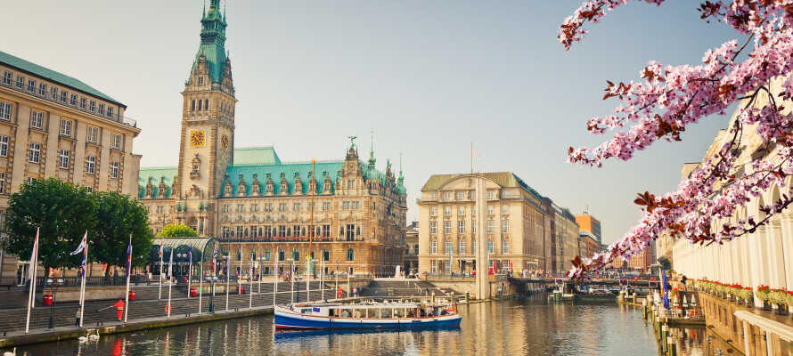 Oplev Hamburg fra vandsiden og nyd de smukke bygninger, som præger byen.