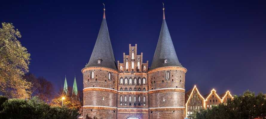 Oplev Lübecks helt store vartegn; den ikoniske byport, som sikrede den gamle bys centrum fra vest.