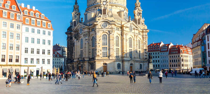 Besøg centrum af Dresden og nyd den smukke Frauenkirche og de ædle bygninger der omgiver kirketorvet.